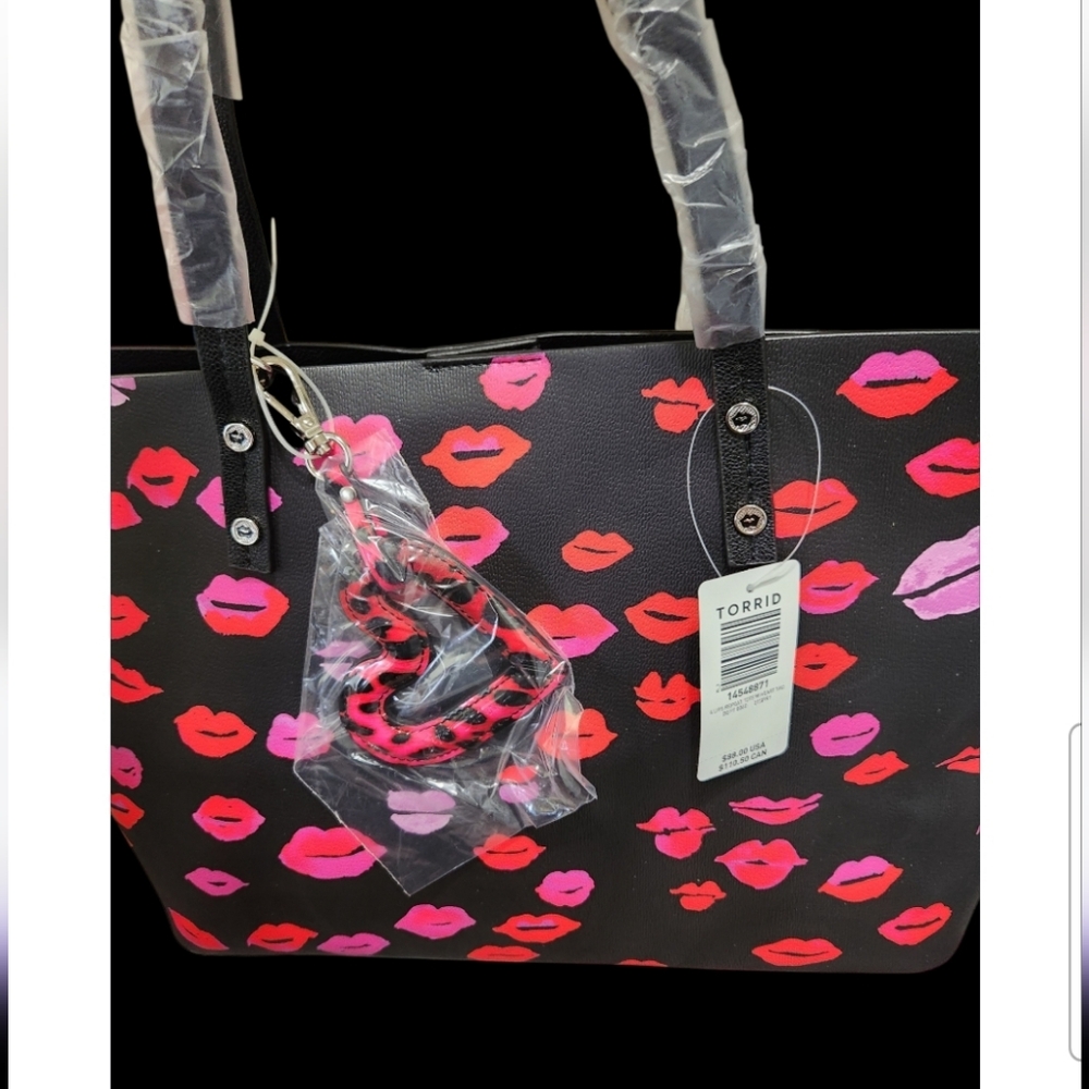 torrid Black Tote with Pink and Red Lip Print》 FIRM